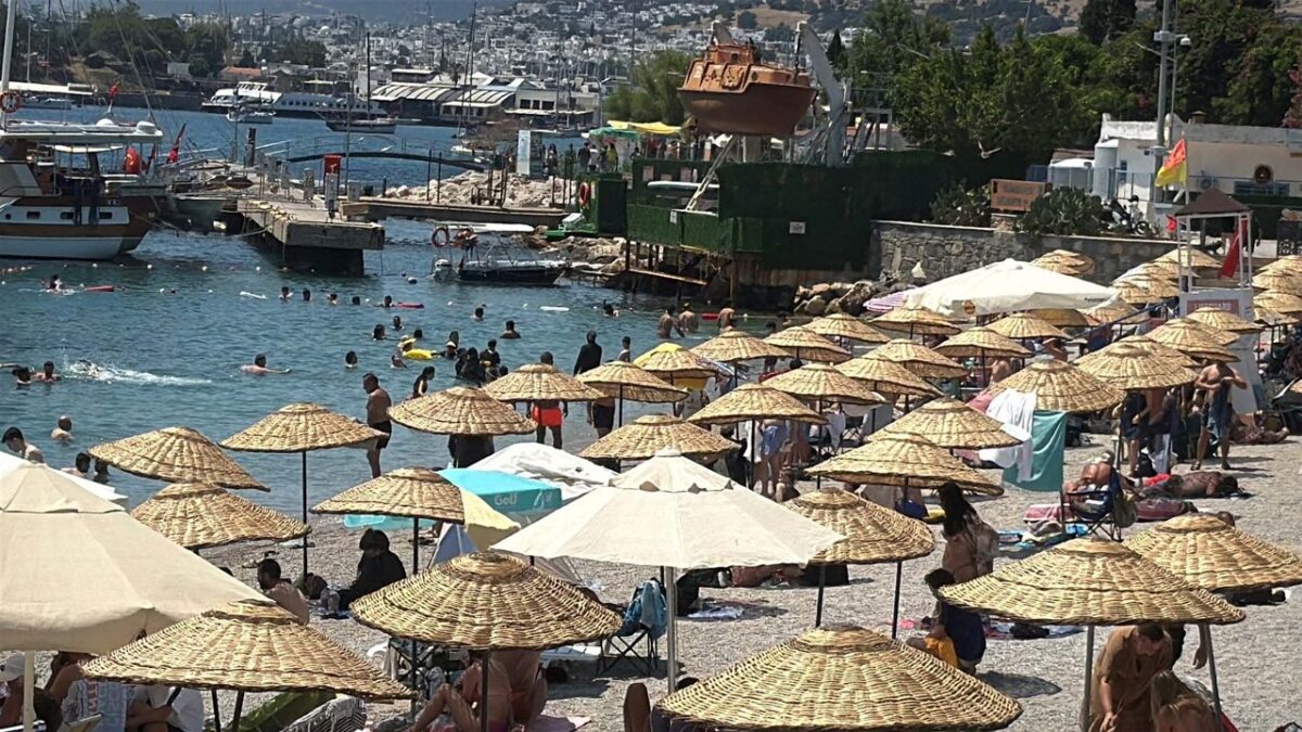 Bodrum sahillerine tatilci akını!