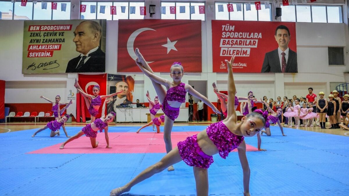Bayraklılı kursiyerlerden yıl sonu gösterisi Bayraklılı kursiyerlerden yıl sonu gösterisi