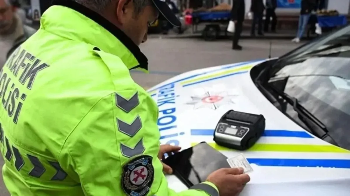 “Dur” ihtarına uymadı, çocuğa çarptı: Ehliyetine 2032’ye kadar el konuldu “Dur” ihtarına uymadı, çocuğa çarptı: Ehliyetine 2032’ye kadar el konuldu