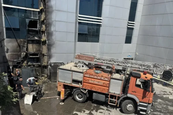 Hastanede yangın: Hastalar tahliye edildi Hastanede yangın: Hastalar tahliye edildi