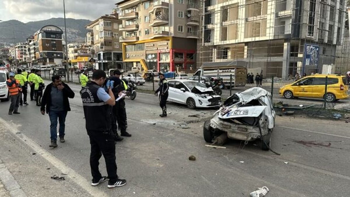 3 aracın karıştığı kazada 2 kişi yaralandı! 3 aracın karıştığı kazada 2 kişi yaralandı!