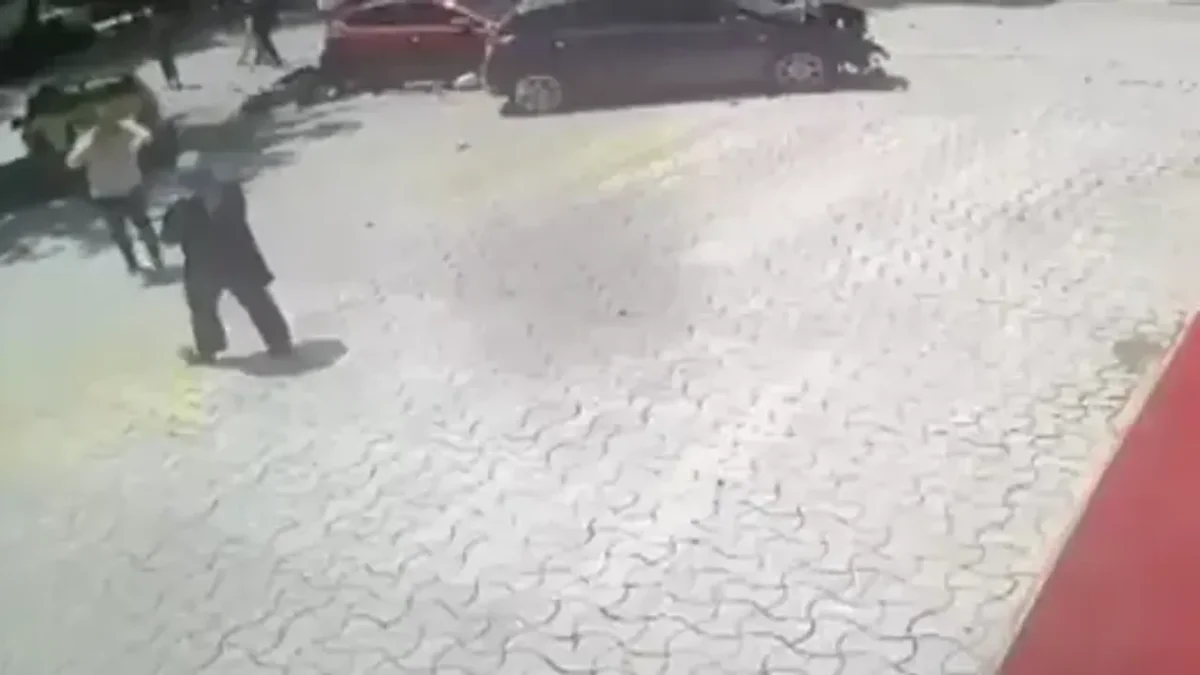 Kırmızı ışıkta geçen sürücü anne-kızın ölümüne neden oldu! Kırmızı ışıkta geçen sürücü anne-kızın ölümüne neden oldu!