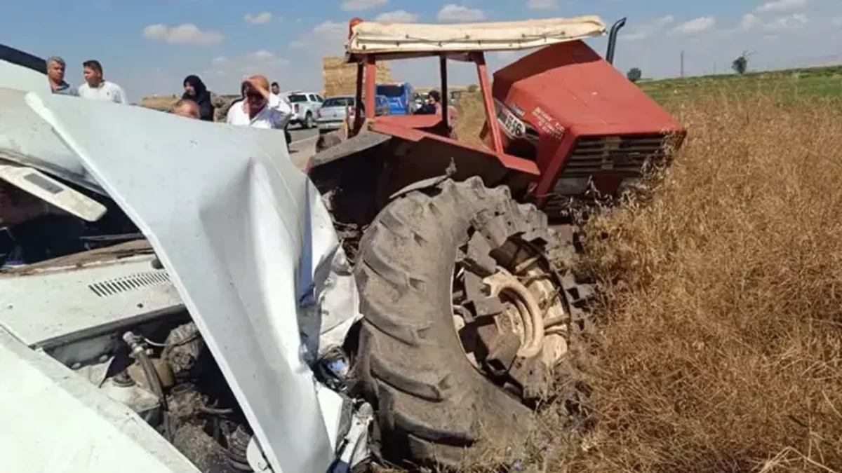 Otomobil park halindeki traktöre çarptı: 3 ölü, 1 yaralı!