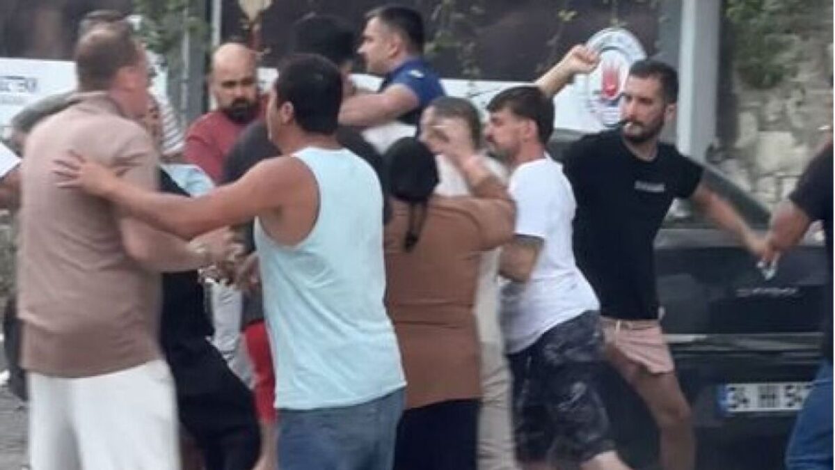 Yol kavgasında 4 kişiyi bıçakladı! Yol kavgasında 4 kişiyi bıçakladı!