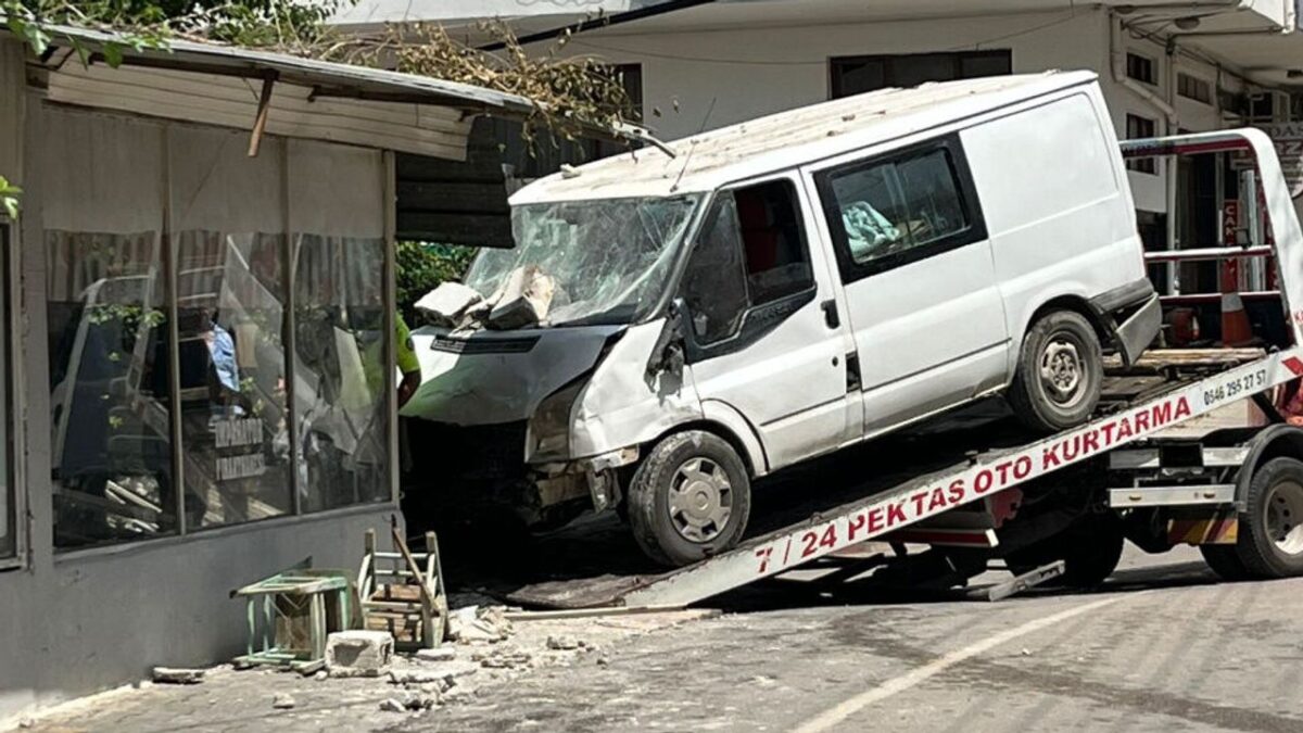 Feci ölüm: Kıraathanede otururken minibüs çarptı!