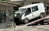 Feci ölüm: Kıraathanede otururken minibüs çarptı!