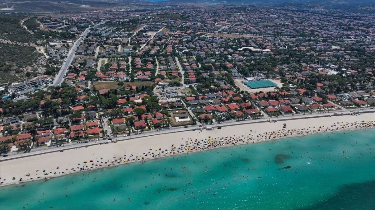 Çeşme’de plajlar doldu: Tatilciler serinliği denizde buldu Çeşme’de plajlar doldu: Tatilciler serinliği denizde buldu