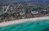 Çeşme’de plajlar doldu: Tatilciler serinliği denizde buldu