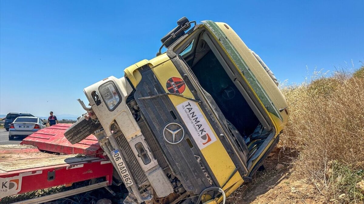TIR, şarampole devrildi: 1’i ağır 3 yaralı!