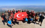 Spil Dağı zirvesindeki Türk bayrağı 15 Temmuz dolayısıyla yenilendi
