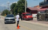 Muğla’da iki otomobilin çarpıştı: Otomobil iş yerinin önüne devrildi!