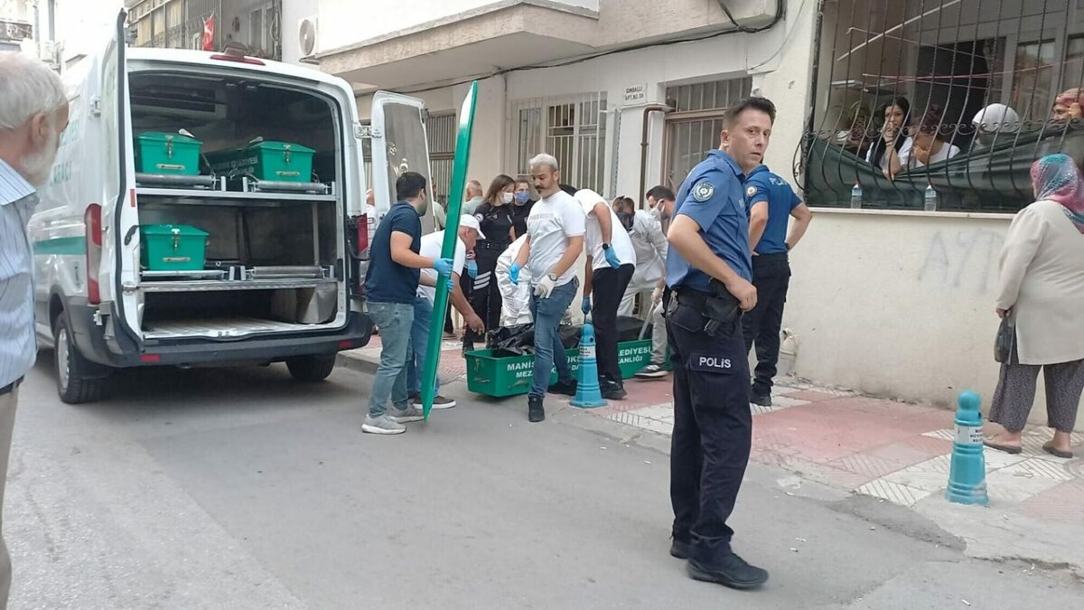 Kötü koku korkunç gerçeği ortaya çıkardı… Cesetle aynı evde yaşadı!