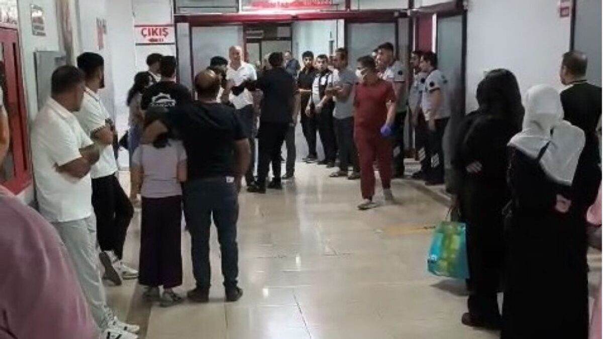 Ateşlediği havai fişek, yüzüne isabet etti! Ateşlediği havai fişek, yüzüne isabet etti!