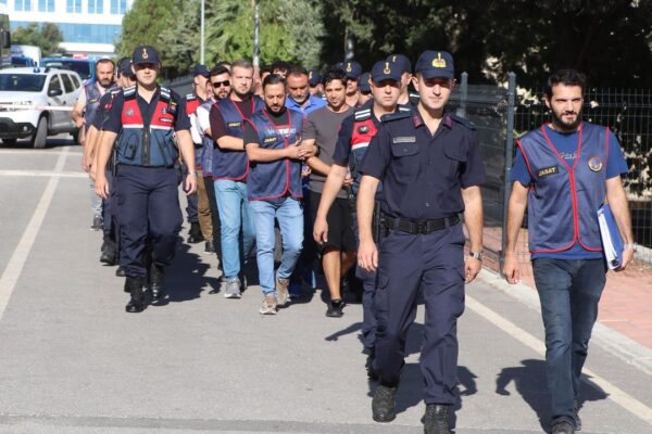 Kar maskeli 7 kişilik çete 2 kişiyi kaçırdı: 3 mil...