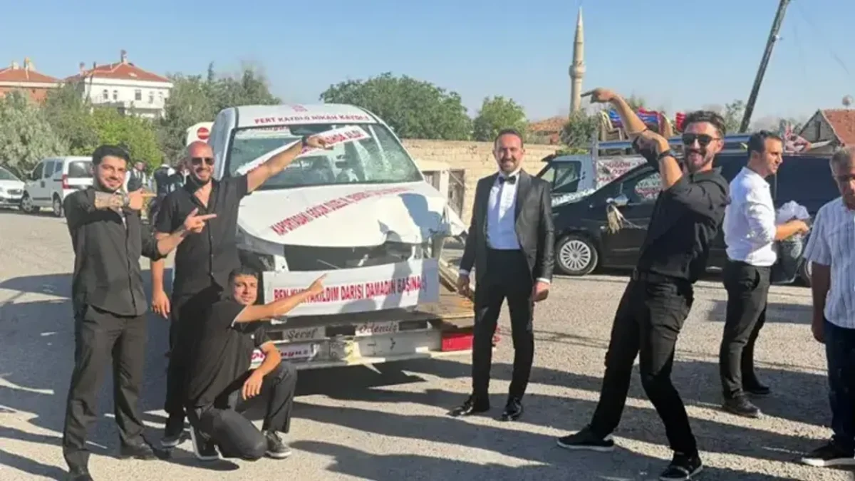 Düğünde arkadaşları, damada hurda otomobil hediye etti Düğünde arkadaşları, damada hurda otomobil hediye etti