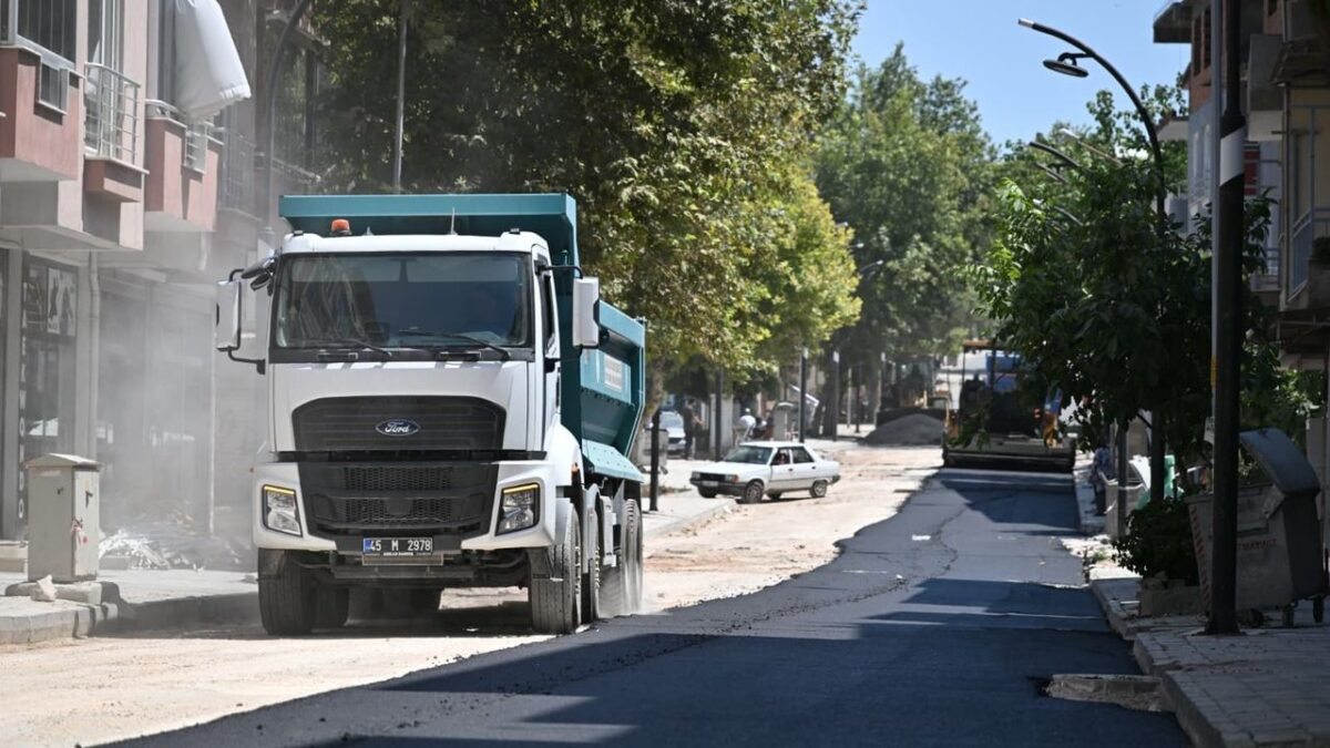 Soma Turgutalp Mahallesi tarihinde ilk kez sıcak asfaltla buluşuyor Soma Turgutalp Mahallesi tarihinde ilk kez sıcak asfaltla buluşuyor