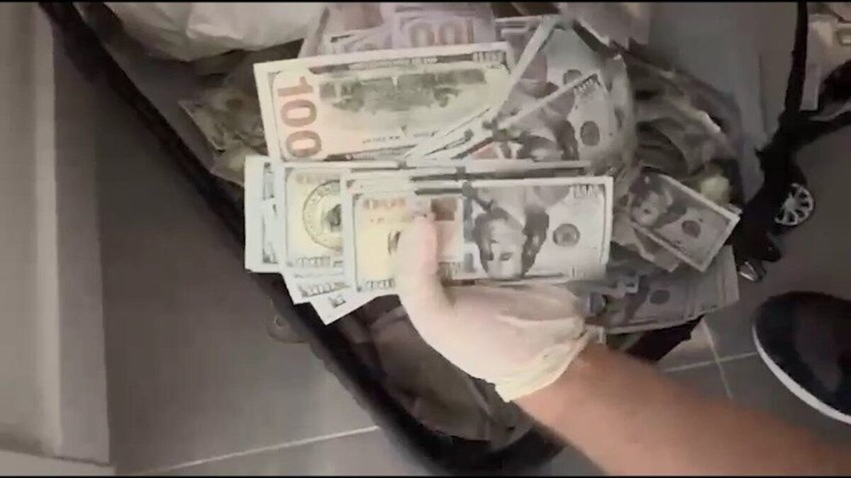 Sahte para operasyonu: 2 milyon 890 bin sahte dolar ele geçirildi Sahte para operasyonu: 2 milyon 890 bin sahte dolar ele geçirildi