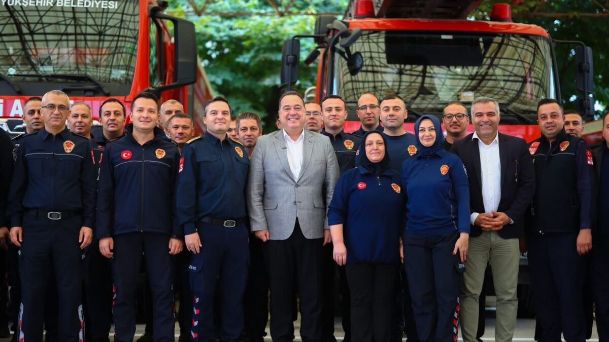 Dutlulu, itfaiye personeliyle buluştu: “Hepiniz birer kahramansınız” Dutlulu, itfaiye personeliyle buluştu: “Hepiniz birer kahramansınız”