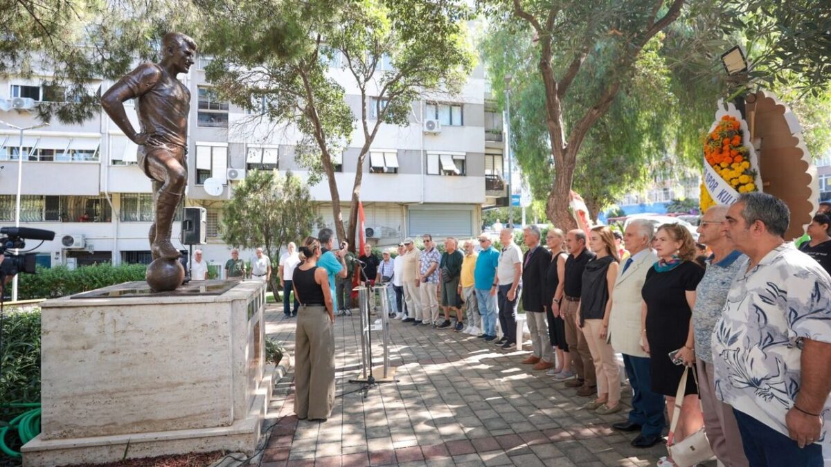 Konak’ta vefa dolu buluşma: Metin Oktay heykeli önünde anıldı Konak’ta vefa dolu buluşma: Metin Oktay heykeli önünde anıldı