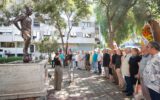 Konak’ta vefa dolu buluşma: Metin Oktay heykeli önünde anıldı Konak’ta vefa dolu buluşma: Metin Oktay heykeli önünde anıldı