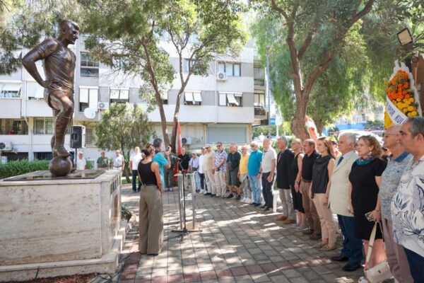 Konak’ta vefa dolu buluşma: Metin Oktay heykeli ön... Konak’ta vefa dolu buluşma: Metin Oktay heykeli ön...