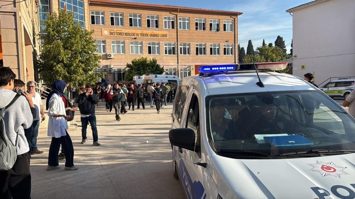 Manisa’da lise önünde silahlı saldırı: 2’si ağır 11 öğrenci yaralı! Manisa’da lise önünde silahlı saldırı: 2’si ağır 11 öğrenci yaralı!