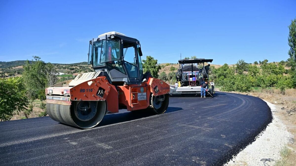 Manisa Büyükşehir, Sarıgöl’de 6 kilometrelik yolu sıcak asfaltla buluşturuyor Manisa Büyükşehir, Sarıgöl’de 6 kilometrelik yolu sıcak asfaltla buluşturuyor
