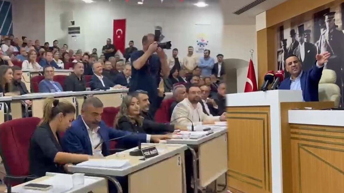 Çiğli Belediye Meclisi protestolarla başladı! Çiğli Belediye Meclisi protestolarla başladı!