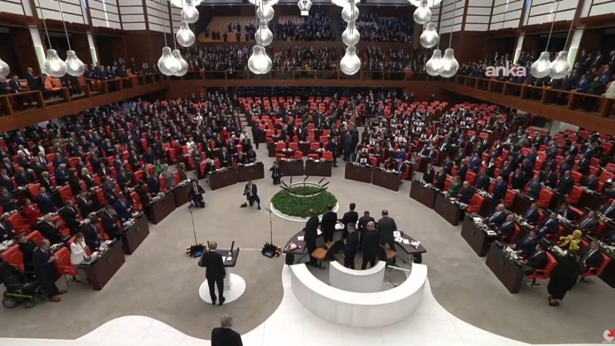 Erdoğan kürsüye gelince YENİ Partililer salonu terk etti! Erdoğan kürsüye gelince YENİ Partililer salonu terk etti!